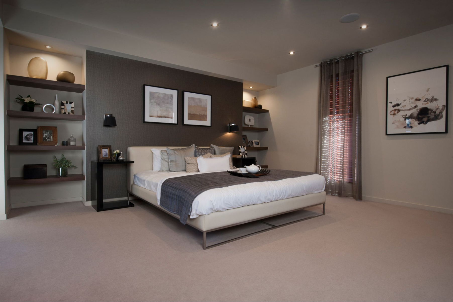 Bedroom with a double bed, light grey carpet and wall-mounted lights